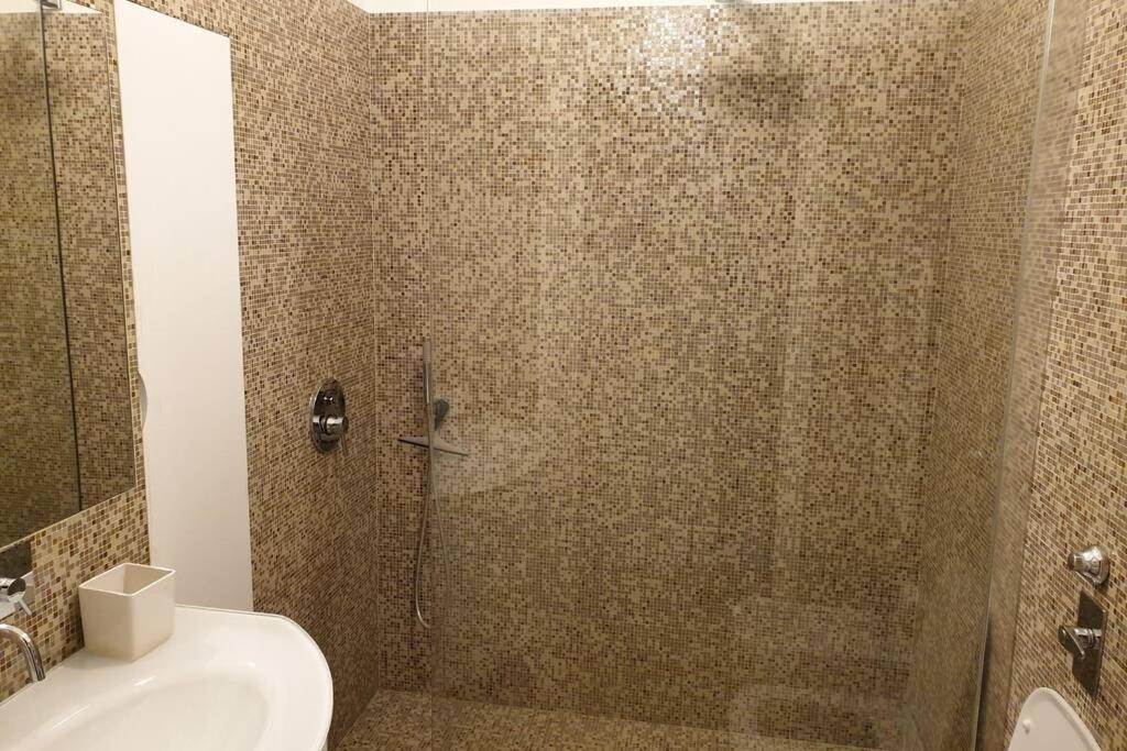 Your Lovely Home, Porta Venezia-1 Queen Bed, 3 Single Beds, 1 Sofa Bed- ミラノ エクステリア 写真