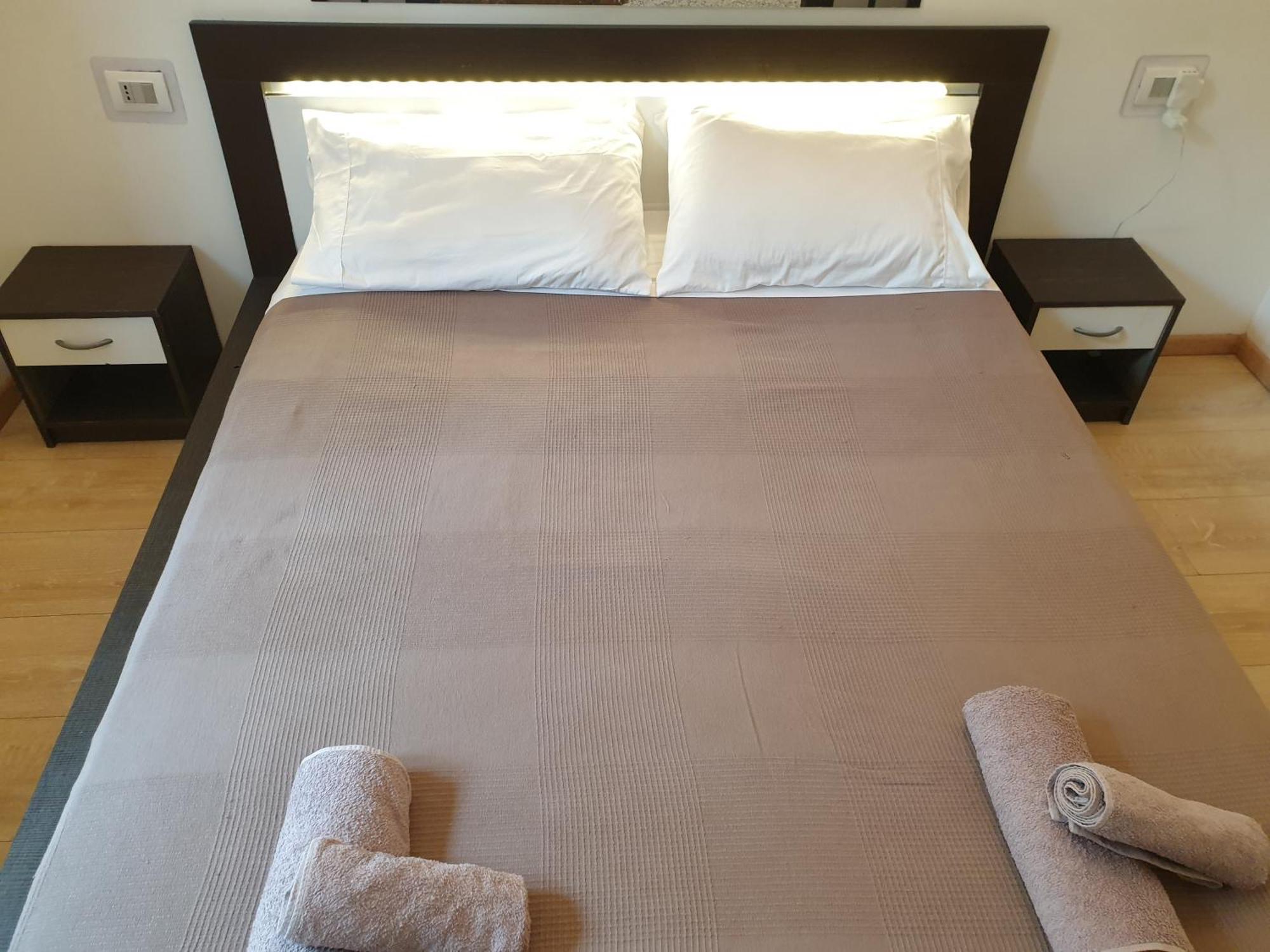 Your Lovely Home, Porta Venezia-1 Queen Bed, 3 Single Beds, 1 Sofa Bed- ミラノ エクステリア 写真